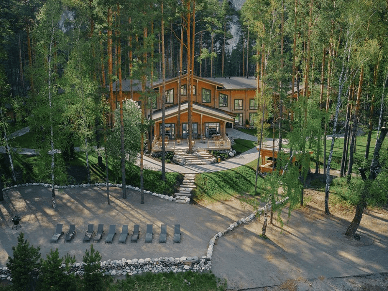 Где провести отпуск в России: особенные отели в горах и у моря