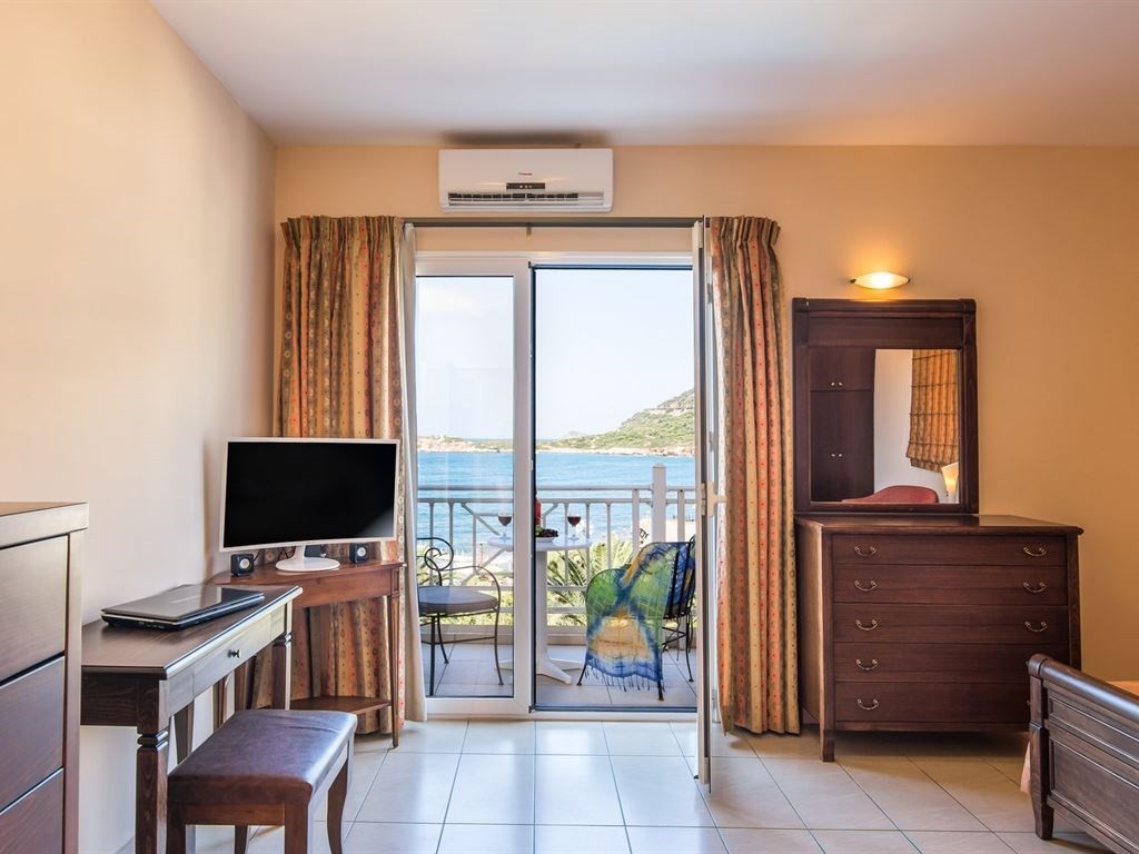 6 красивых отелей в Греции с номерами с видом на море