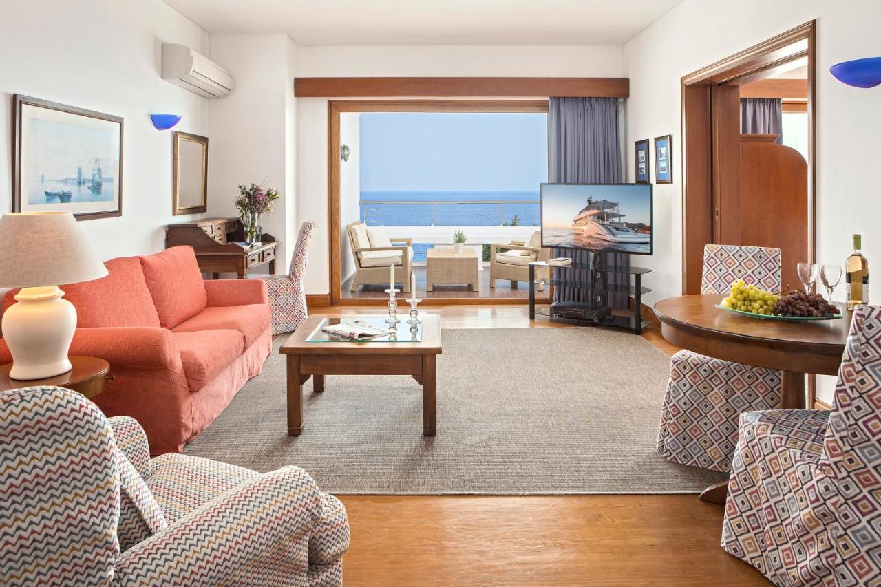 6 красивых отелей в Греции с номерами с видом на море