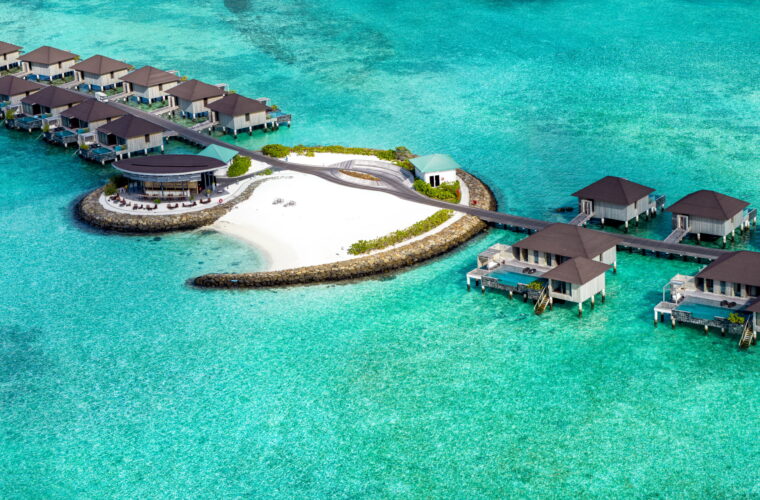 Кино под звездами и&nbsp;коктейли посреди океана: Madifushi Private Island в&nbsp;деталях