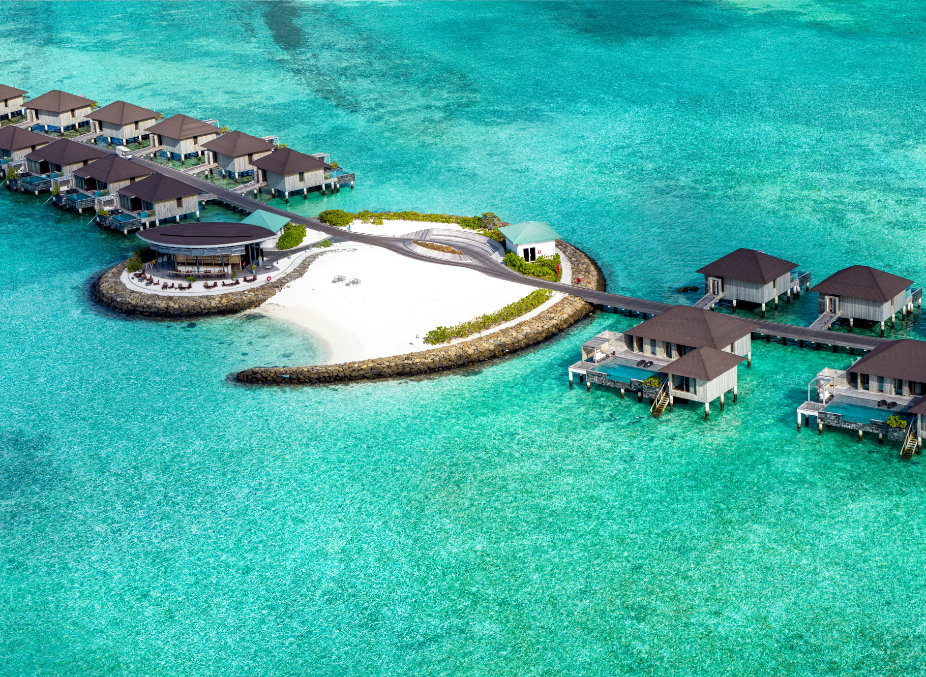 Кино под звездами и коктейли посреди океана: Madifushi Private Island в деталях Кино под звездами и коктейли посреди океана: Madifushi Private Island в деталях