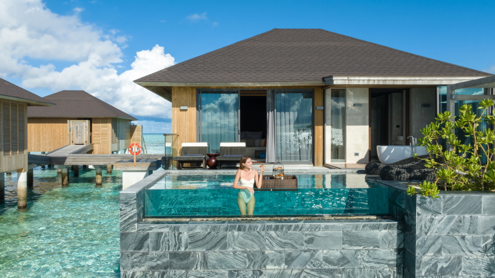 Кино под звездами и коктейли посреди океана: Madifushi Private Island в деталях